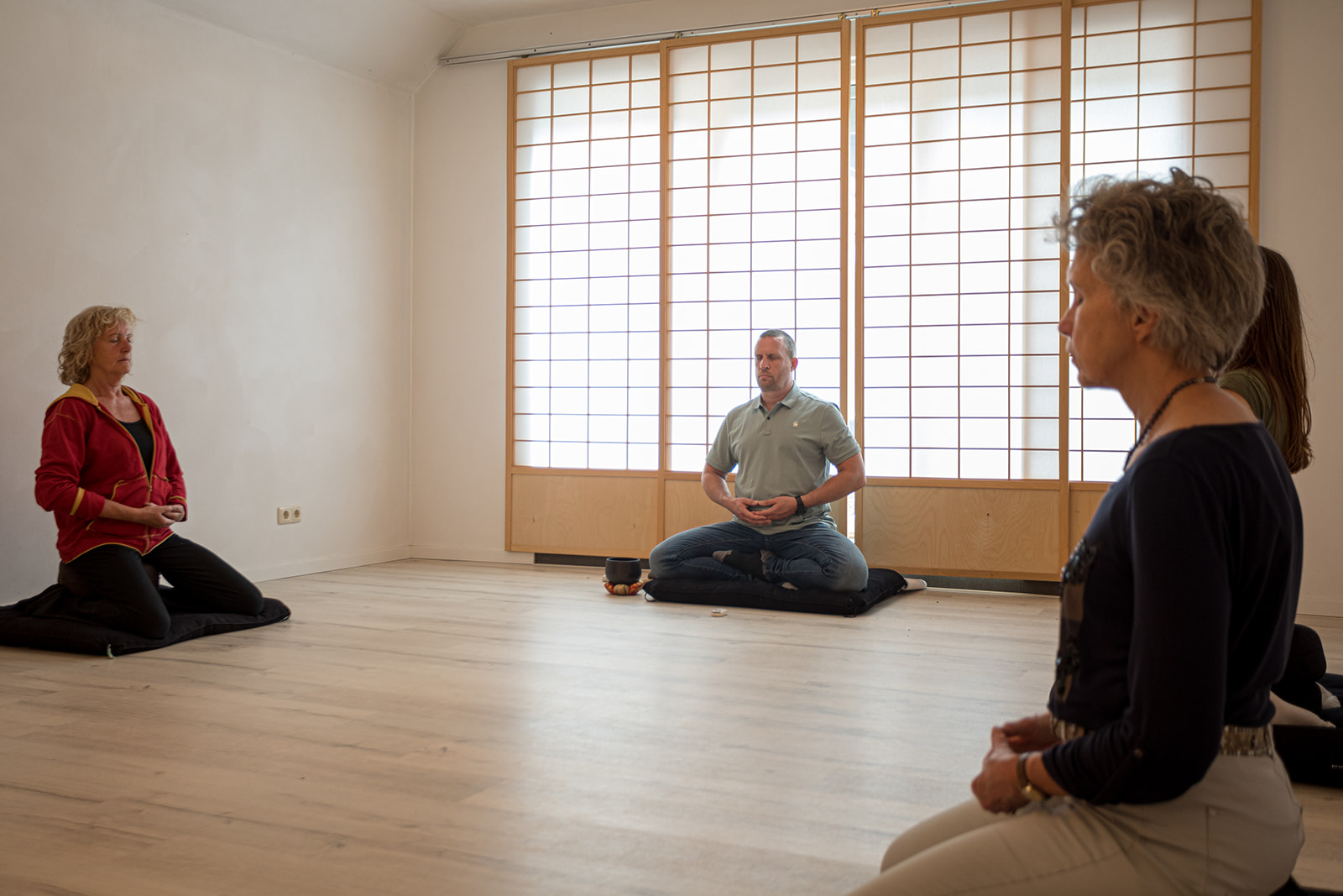 ZZen.nl, Zen, meditatie, leren mediteren, introductiecursus, Zen.nl Groningen, buiten mediteren, Fotograaf Jenne Hoekstra van Cumlaudefotografie