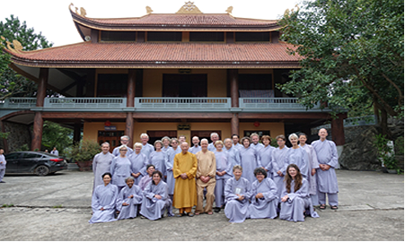 deelnemers aan de reis naar Vietnam voor het klooster