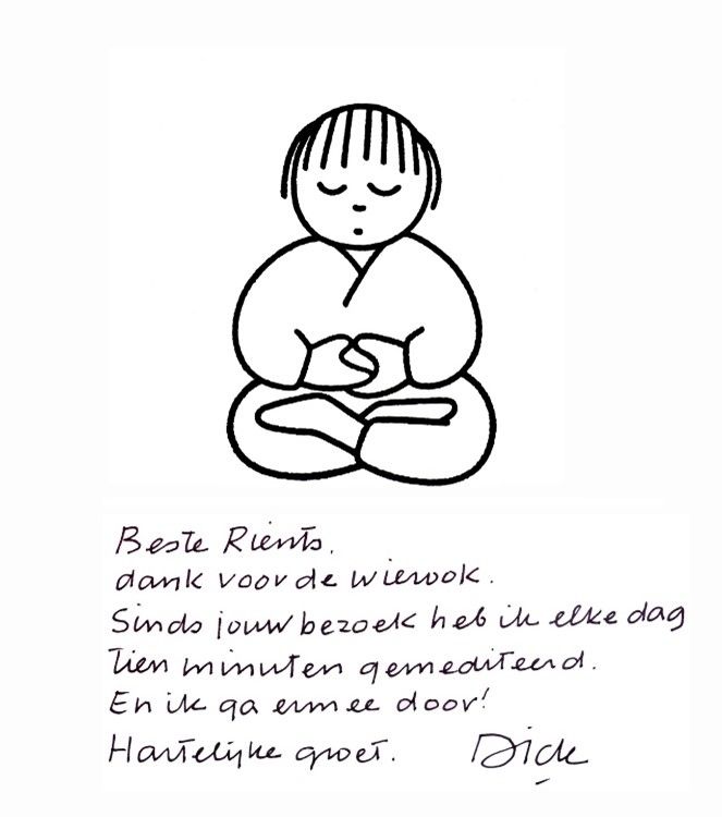 Mimi, een lineart poppetje van de hand van Dick Bruna mediteert in lotushouding. Eronder staat een persoonlije boodschap van de tekenaar.