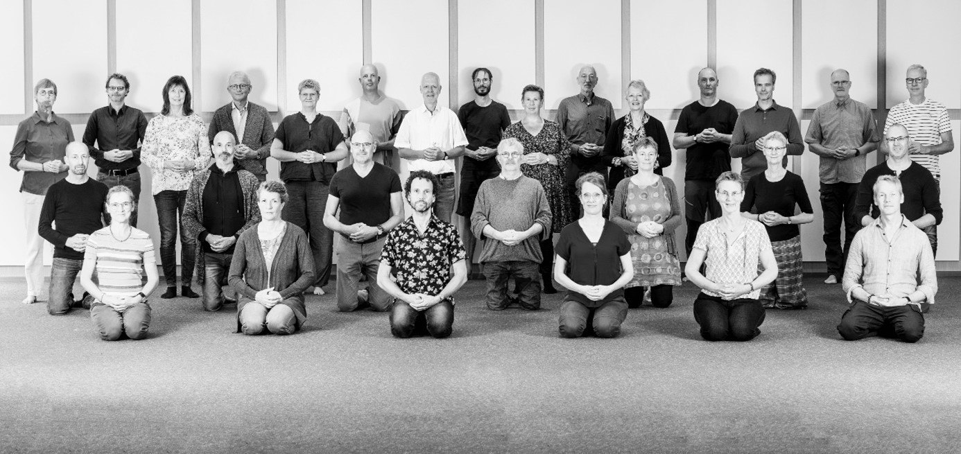 een groep opleiders en locatiemanagers van Zen.nl poseert in formele pose op een groepsfoto