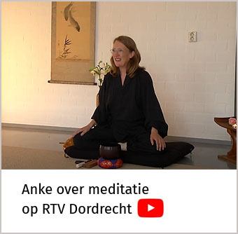 zenlerares Anke Welten kijkt vanaf haar meditatiekussen vriendelijk de zendo in
