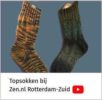 twee handgebreide sokken op een blauwe achtergrond